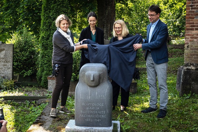 M. Rudzinskaitei Arcimavičienei skirto kenotafo Saulės kapinėse pristatymo žiniasklaidai akimirkos. Fot. A. Bėkšta. LNM 1