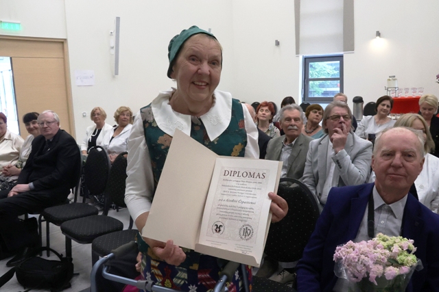 77 G. Čepaitienė gavusi LKD diplomą 77 G. Čepaitienė gavusi LKD diplomą