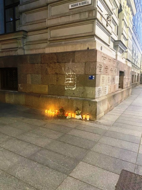 79 Žvakutės prie sunaikintoss K. Škirpos atminimo lentos
