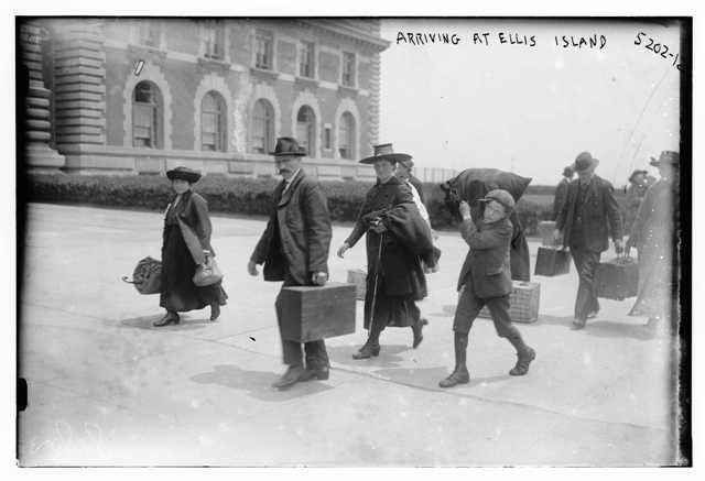 Atvykimas į emigrantų praleidimo punktą Elis saloje. XX a. pr. Kongreso biblioteka Vašingtone 2 Atvykimas į emigrantų praleidimo punktą Elis saloje. XX a. pr. Kongreso biblioteka Vašingtone 2
