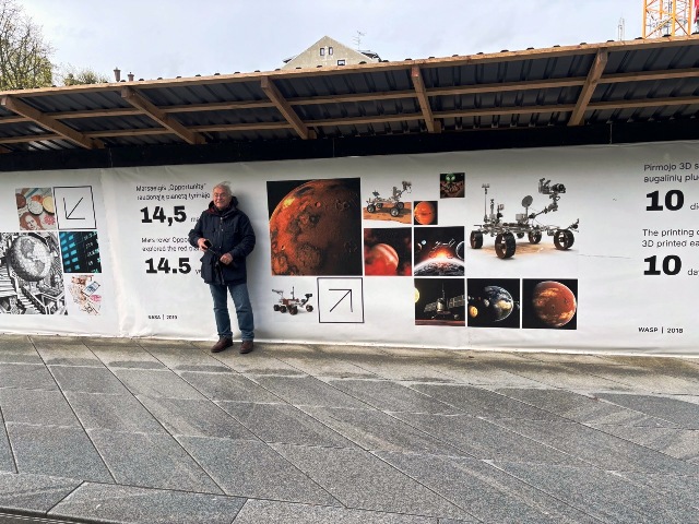 Charles Elachi nuotrauka prie plakatoLarge
