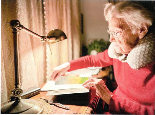 84 Prof. Grinienė skaito prie stalo