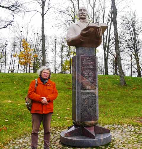 87 Raimundas Kaminskas prie paminklo Zamenhofui VEISEJUOSE 87 Raimundas Kaminskas prie paminklo Zamenhofui VEISEJUOSE