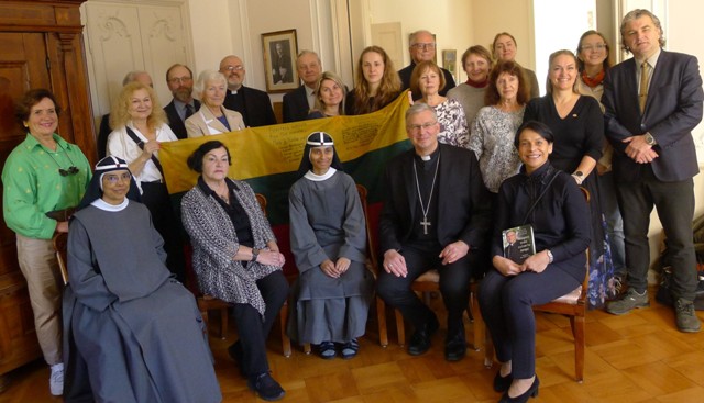 87 Svečiai iš Lietuvos kambaryje kuriame gyveno K. S. Šaulys