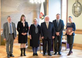 Įrašo "Vilniaus universitetui alumnas dovanoja unikalią kolekciją" reprezentacinis paveikslėlis Įrašo "Vilniaus universitetui alumnas dovanoja unikalią kolekciją" reprezentacinis paveikslėlis