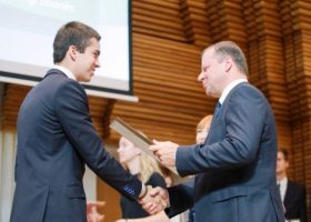 Įrašo "Premjeras pasveikino abiturientus: universitete siekite ne diplomo, o žinių ir kompetencijos" reprezentacinis paveikslėlis Įrašo "Premjeras pasveikino abiturientus: universitete siekite ne diplomo, o žinių ir kompetencijos" reprezentacinis paveikslėlis