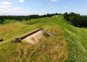 Įrašo "Žvilgsnis į Lietuvos piliakalnius piliakalnių metais" reprezentacinis paveikslėlis Įrašo "Žvilgsnis į Lietuvos piliakalnius piliakalnių metais" reprezentacinis paveikslėlis