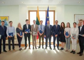 Įrašo "Premjeras pasveikino studijoms užsienyje skirtų stipendijų „Kitas 100“ laimėtojus" reprezentacinis paveikslėlis Įrašo "Premjeras pasveikino studijoms užsienyje skirtų stipendijų „Kitas 100“ laimėtojus" reprezentacinis paveikslėlis