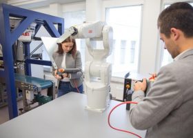 Įrašo "Užsienio investuotojų bumas Lietuvoje išjudino kovą dėl specialistų" reprezentacinis paveikslėlis Įrašo "Užsienio investuotojų bumas Lietuvoje išjudino kovą dėl specialistų" reprezentacinis paveikslėlis