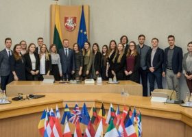 Įrašo "Ministrų kabinetą pakeitę studentai siūlė sprendimus Lietuvai" reprezentacinis paveikslėlis Įrašo "Ministrų kabinetą pakeitę studentai siūlė sprendimus Lietuvai" reprezentacinis paveikslėlis