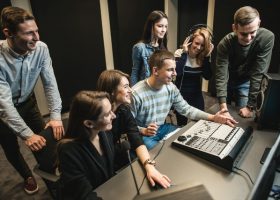 Įrašo "Renginių inžinerija: specialistai graibstomi jau nuo pirmųjų kursų" reprezentacinis paveikslėlis Įrašo "Renginių inžinerija: specialistai graibstomi jau nuo pirmųjų kursų" reprezentacinis paveikslėlis