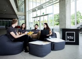 Įrašo "Stojančiųjų pasirinkimai: KTU studijos – ir tvirtai apsisprendusių, ir šimtukininkų ir stojančiųjų iš užsienio akiratyje" reprezentacinis paveikslėlis Įrašo "Stojančiųjų pasirinkimai: KTU studijos – ir tvirtai apsisprendusių, ir šimtukininkų ir stojančiųjų iš užsienio akiratyje" reprezentacinis paveikslėlis