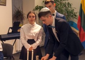 Įrašo "Vilniaus Šolomo Aleichemo ORT gimnazijos bendruomenė paminėjo Lietuvos valstybės atkūrimo dieną" reprezentacinis paveikslėlis Įrašo "Vilniaus Šolomo Aleichemo ORT gimnazijos bendruomenė paminėjo Lietuvos valstybės atkūrimo dieną" reprezentacinis paveikslėlis