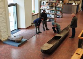 Įrašo "Archeologijos ekspoziciją papildė išskirtinio dydžio eksponatai: luotus įkurdino taip, lyg jie skrostų vandens paviršių" reprezentacinis paveikslėlis Įrašo "Archeologijos ekspoziciją papildė išskirtinio dydžio eksponatai: luotus įkurdino taip, lyg jie skrostų vandens paviršių" reprezentacinis paveikslėlis