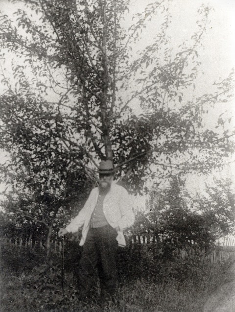 14 Jonas Basanavičius tėviškės sode 1905 m. Suvalkijos kultūros centro muziejaus nuotr.