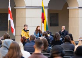 Įrašo "Permainų simboliu Baltarusijoje tapę vaikinai: besipriešinančių sistemai mažuma virto dauguma" reprezentacinis paveikslėlis Įrašo "Permainų simboliu Baltarusijoje tapę vaikinai: besipriešinančių sistemai mažuma virto dauguma" reprezentacinis paveikslėlis