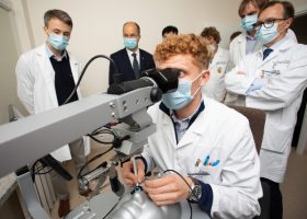 Įrašo "Akių mikrochirurgų įgūdžiams lavinti – pirmasis Lietuvoje modernus simuliatorius" reprezentacinis paveikslėlis