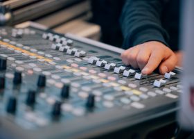 Įrašo "Ar algoritmų rekomendacijos užkerta kelią muzikos įvairovei?" reprezentacinis paveikslėlis Įrašo "Ar algoritmų rekomendacijos užkerta kelią muzikos įvairovei?" reprezentacinis paveikslėlis
