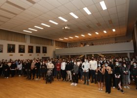 Įrašo "Medicinos pirmakursiai tapo gydytojų bendruomenės nariais: apdovanoti simboliniais baltais chalatais" reprezentacinis paveikslėlis Įrašo "Medicinos pirmakursiai tapo gydytojų bendruomenės nariais: apdovanoti simboliniais baltais chalatais" reprezentacinis paveikslėlis