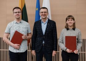 Įrašo "Gabiausiems gyvybės mokslų studentams Vilniuje įteiktos pirmosios prof. V. Šikšnio vardo stipendijos" reprezentacinis paveikslėlis Įrašo "Gabiausiems gyvybės mokslų studentams Vilniuje įteiktos pirmosios prof. V. Šikšnio vardo stipendijos" reprezentacinis paveikslėlis