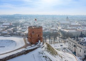 Įrašo "Gedimino pilies bokšte – 1989 m. virš Vilniaus iškelta trispalvė ir LNM 170 metų šventės pradžia" reprezentacinis paveikslėlis