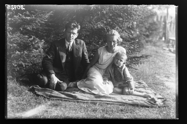 Antanas ir Arija Olga Ingelevičiai su sūnumi Rymantu Dionizu. Apie 1930 m. LNM Antanas ir Arija Olga Ingelevičiai su sūnumi Rymantu Dionizu. Apie 1930 m. LNM