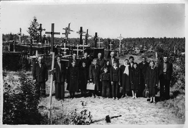 Igarkos lietuvių tremtinių kapinėse. 1956 m. LNM Igarkos lietuvių tremtinių kapinėse. 1956 m. LNM