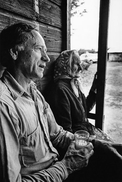 Jonas Mekas su motina 1977 m. Semeniškių kaimas. A. Kunčius