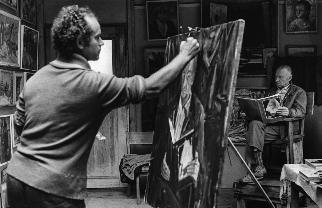 V.Ciplijauskas tapo A.Gudaičio portretą Uogintų studijoje Palanga 1974 m