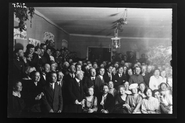 Vilkolakio teatro žiūrovai. Kaunas 1920 m. LNM Vilkolakio teatro žiūrovai. Kaunas 1920 m. LNM