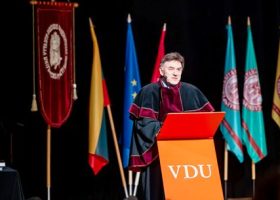 Įrašo "VDU įteikti daktaro diplomai, skirtos Garbės stipendijos ir pagerbti mokslininkai" reprezentacinis paveikslėlis Įrašo "VDU įteikti daktaro diplomai, skirtos Garbės stipendijos ir pagerbti mokslininkai" reprezentacinis paveikslėlis