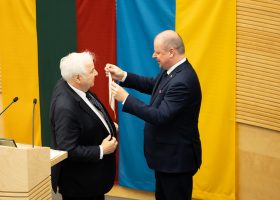 Įrašo "Vyteniui Povilui Andriukaičiui ir Valeriu Matei įteiktas Seimo apdovanojimas – Aleksandro Stulginskio žvaigždė" reprezentacinis paveikslėlis