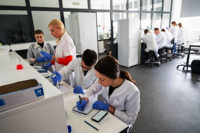 original VDUBiotechnologijosstudentailaboratorijoje JonoPetronionuotr