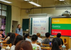 Įrašo "Klajonės tarp žemynų, kalbų ir kultūrų: studentės Viktorijos Urbonaitės patirtys studijuojant Artimųjų Rytų kultūras Vilniaus universitete" reprezentacinis paveikslėlis Įrašo "Klajonės tarp žemynų, kalbų ir kultūrų: studentės Viktorijos Urbonaitės patirtys studijuojant Artimųjų Rytų kultūras Vilniaus universitete" reprezentacinis paveikslėlis