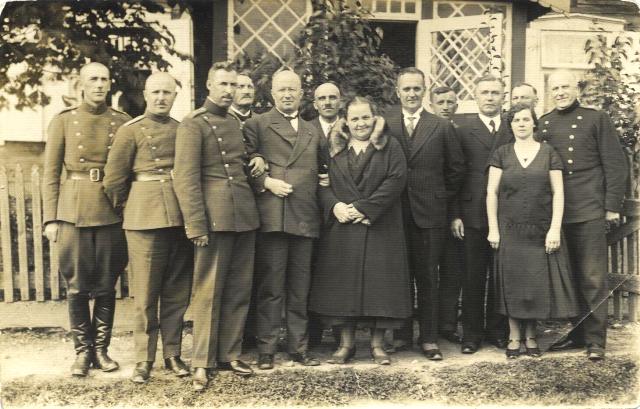 Pasienio policijos Šakių baro pareigūnų susitikimas su Vokietijos pasienio pareigūnais. Sudargas. 1932 m. LNM