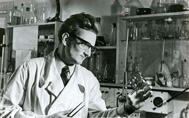 Mokslų akademijos Biochemijos instituto darbuotojas chemijos mokslų kandidatas M. Šalkauskas. 1975 m. Fotografas Eugenijus Šiško Mokslų akademijos Biochemijos instituto darbuotojas chemijos mokslų kandidatas M. Šalkauskas. 1975 m. Fotografas Eugenijus Šiško