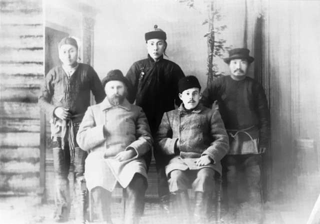 B. Pilsudskis sėdi kairėje su olčiais Azijos tauta. Druskininkų miesto muziejaus kolekcija B. Pilsudskis sėdi kairėje su olčiais Azijos tauta. Druskininkų miesto muziejaus kolekcija