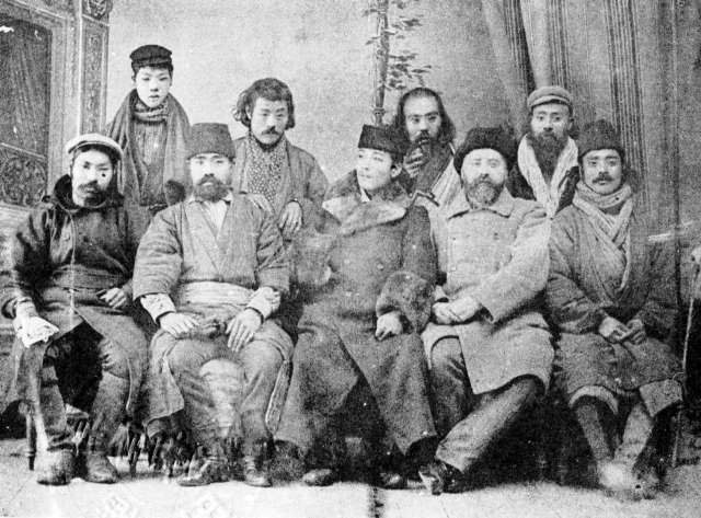 Pirmoje eilėje iš dešinės Tarōji Sentoku Pilsudskis Heikichi Satō Yasunosuke Yamabe Pirmoje eilėje iš dešinės Tarōji Sentoku Pilsudskis Heikichi Satō Yasunosuke Yamabe