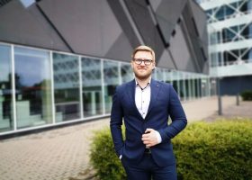 Įrašo "Neužtenka vien įjungti dirbtinį intelektą: naujausia ataskaita atskleidė, kas iš tiesų laimi DI lenktynėse darbo rinkoje" reprezentacinis paveikslėlis Įrašo "Neužtenka vien įjungti dirbtinį intelektą: naujausia ataskaita atskleidė, kas iš tiesų laimi DI lenktynėse darbo rinkoje" reprezentacinis paveikslėlis