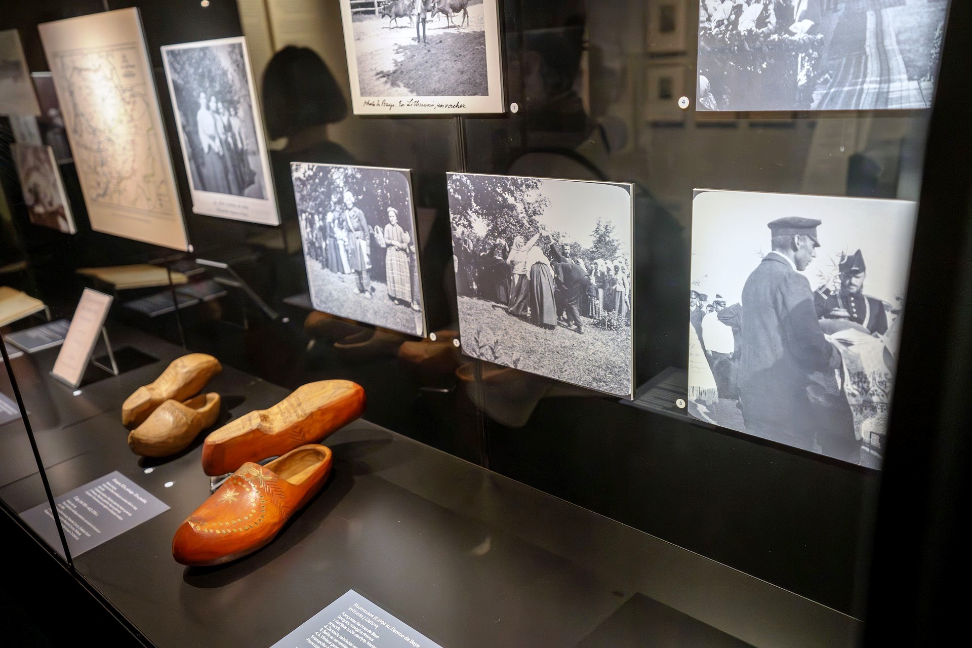 Eksponuojamos barono de Baye lietuviškame kaime darytos nuotraukos ir sukaupta etnografinė kolekcija. Fot. S. Samsonas LNM Eksponuojamos barono de Baye lietuviškame kaime darytos nuotraukos ir sukaupta etnografinė kolekcija. Fot. S. Samsonas LNM