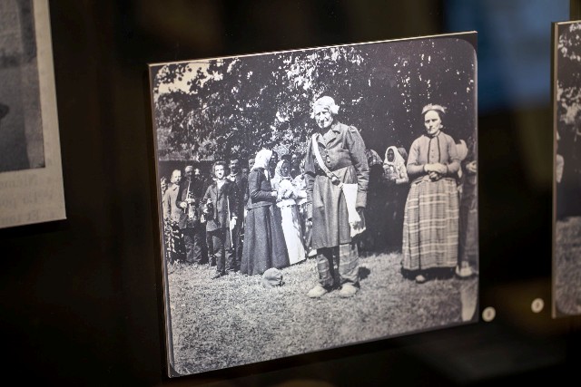 Eksponuojamos barono de Baye nuotraukos šioje įamžinti žemaičių valstiečiai vestuvėse. Žemaitija 1904 m. Fot. S. Samsonas. LNM Eksponuojamos barono de Baye nuotraukos šioje įamžinti žemaičių valstiečiai vestuvėse. Žemaitija 1904 m. Fot. S. Samsonas. LNM