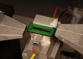 Įrašo "Po 20 metų darbo mokslininkai pagaliau sugebėjo sumažinti galingą lazerį iki lusto dydžio" reprezentacinis paveikslėlis Įrašo "Po 20 metų darbo mokslininkai pagaliau sugebėjo sumažinti galingą lazerį iki lusto dydžio" reprezentacinis paveikslėlis